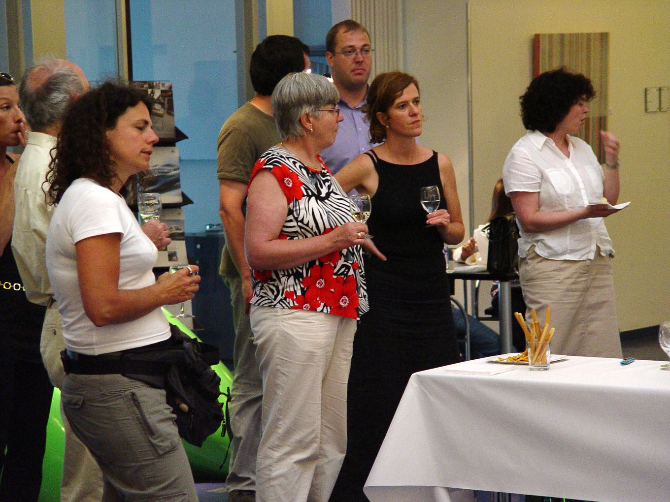 Aufmerksame Vernissage-Gäste