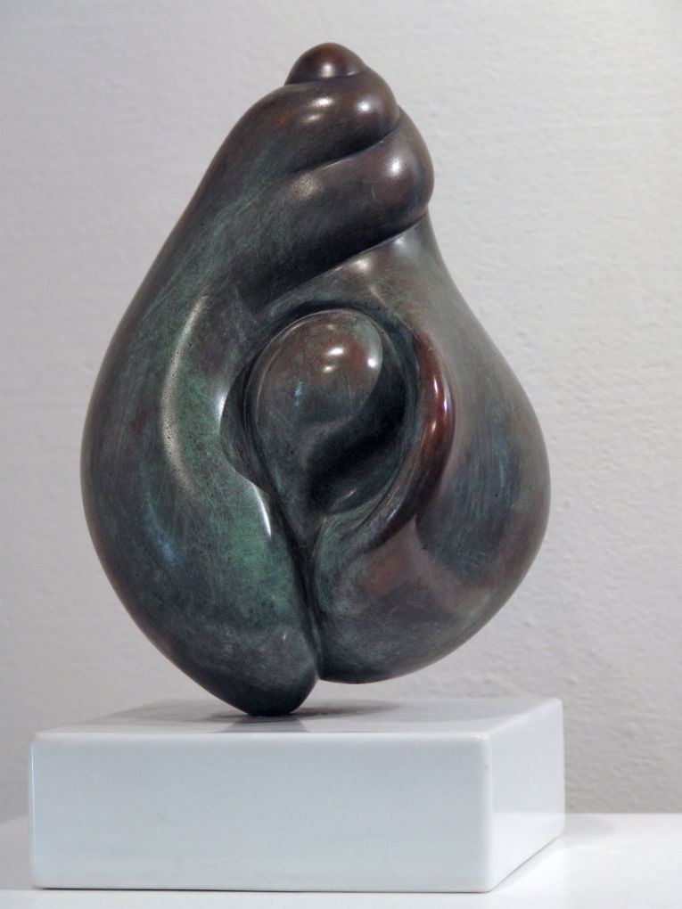 Margo: Birth of Yin, 1982, Bronze, 16 x 16 x 24(H)cm auf Steinsockel