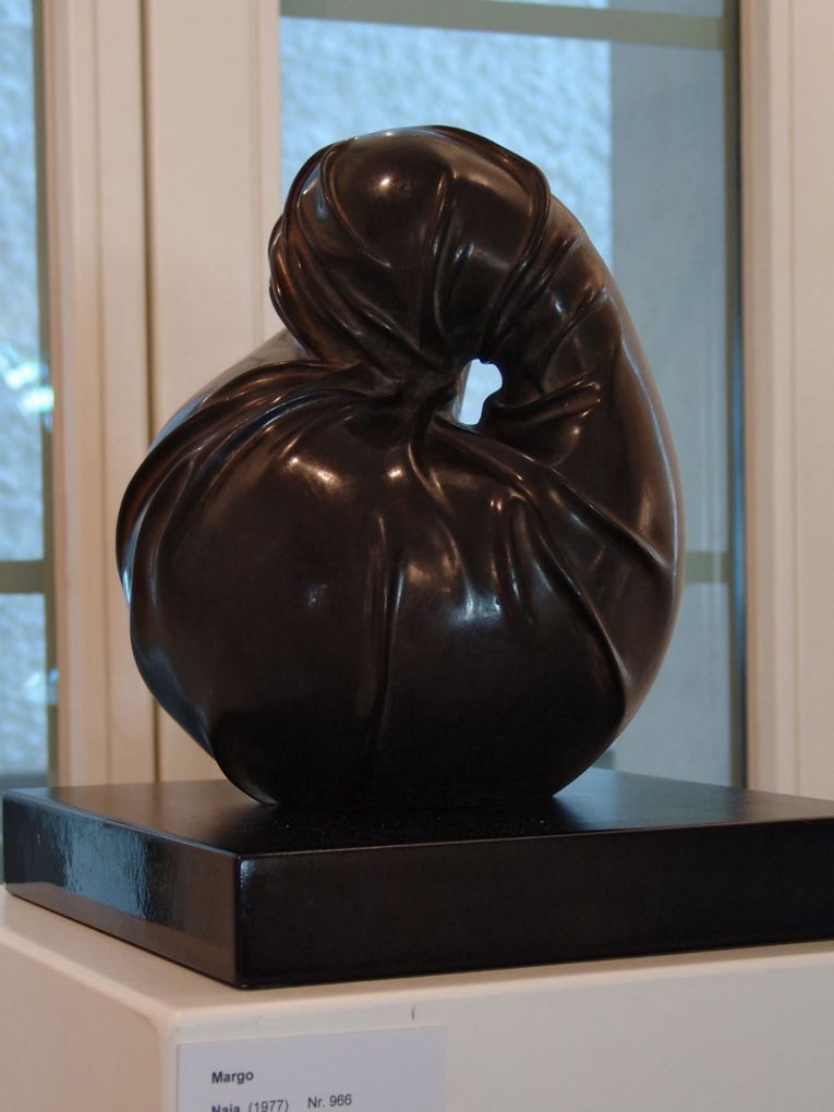 Margo: Naia, 1977, Bronze, 24 x 25 x26(H)cm auf Steinsockel