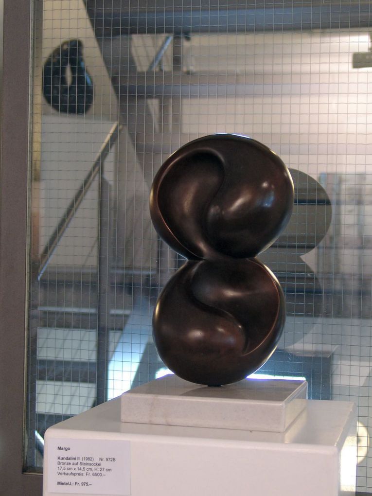 Margo: Kundalini II, 1982, Bronze, 17,5 x 4,5 x 27(H)cm auf Steinsockel