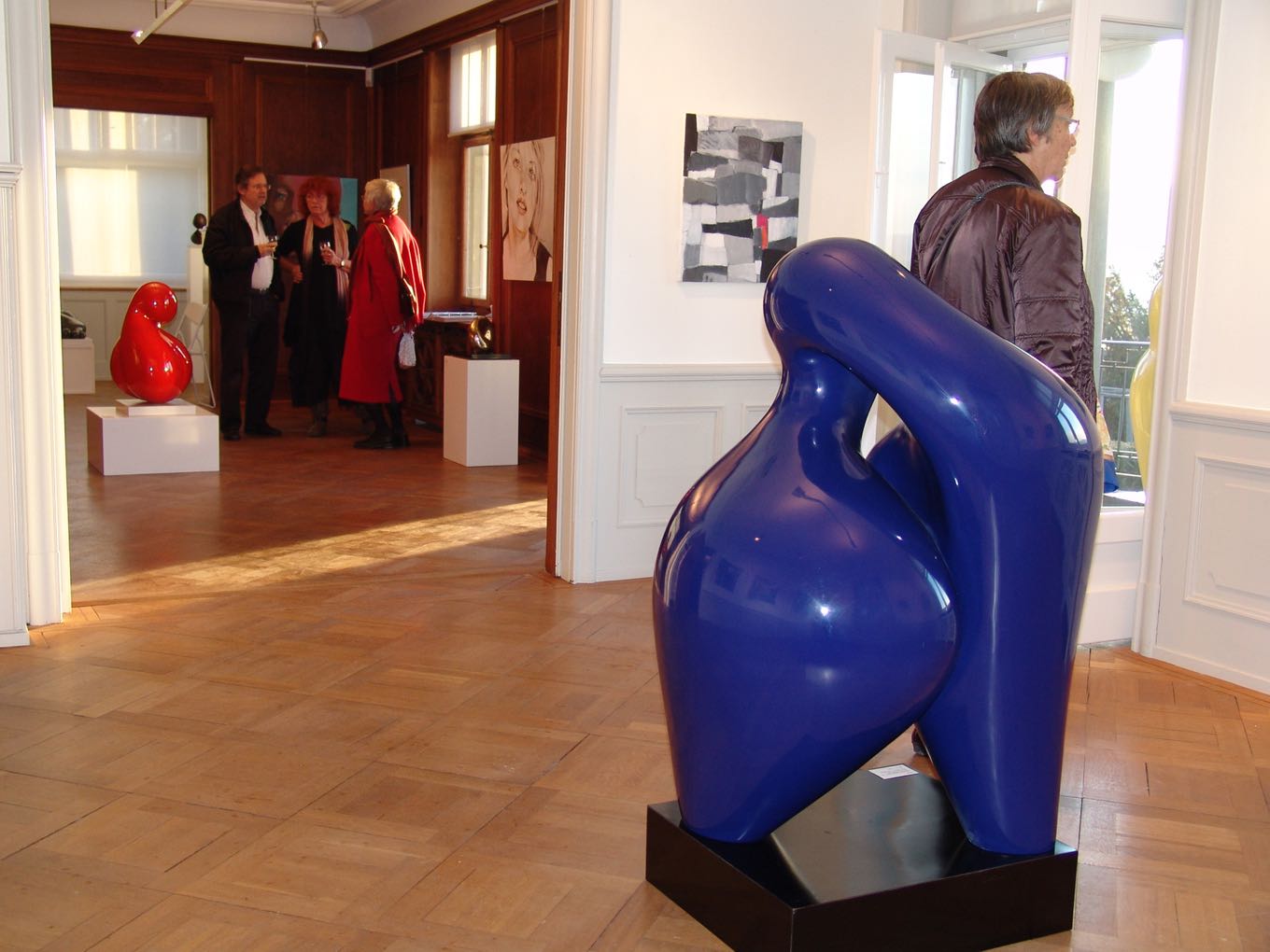 Margo: Vorne rechts: Pas de Deux Grande, 1968, Polyester, blau lackiert, 85 x 69 x 107(H)cm