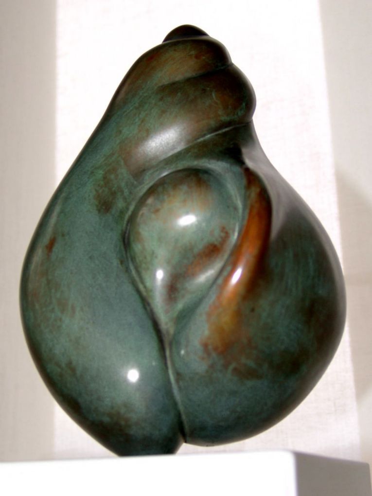 Margo: Birth of Yin, 1982, Bronze, 16 x 16 x 24(H)cm auf Steinsockel