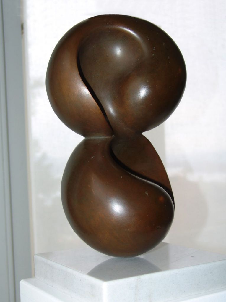 Margo: Kundalini II, 1982, Bronze, 17,5 x 14,5 x 27(H)cm uf Steinsockel