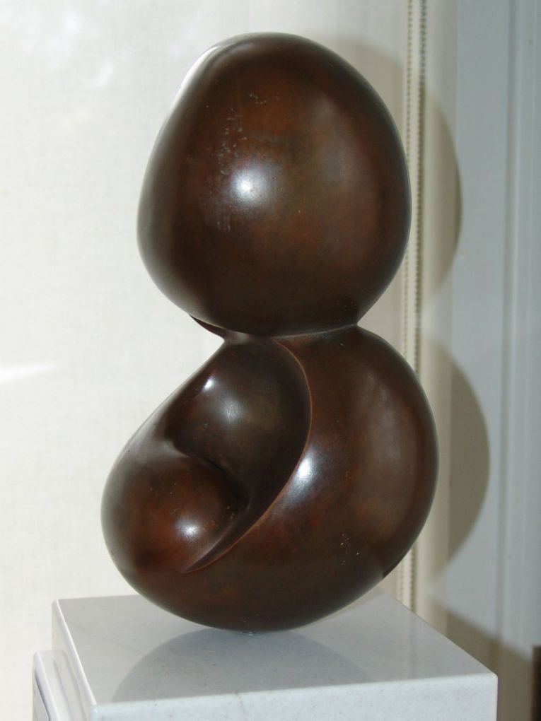 Margo: Kundalini II, 1982, Bronze, 17,5 x 14,5 x 27(H)cm uf Steinsockel