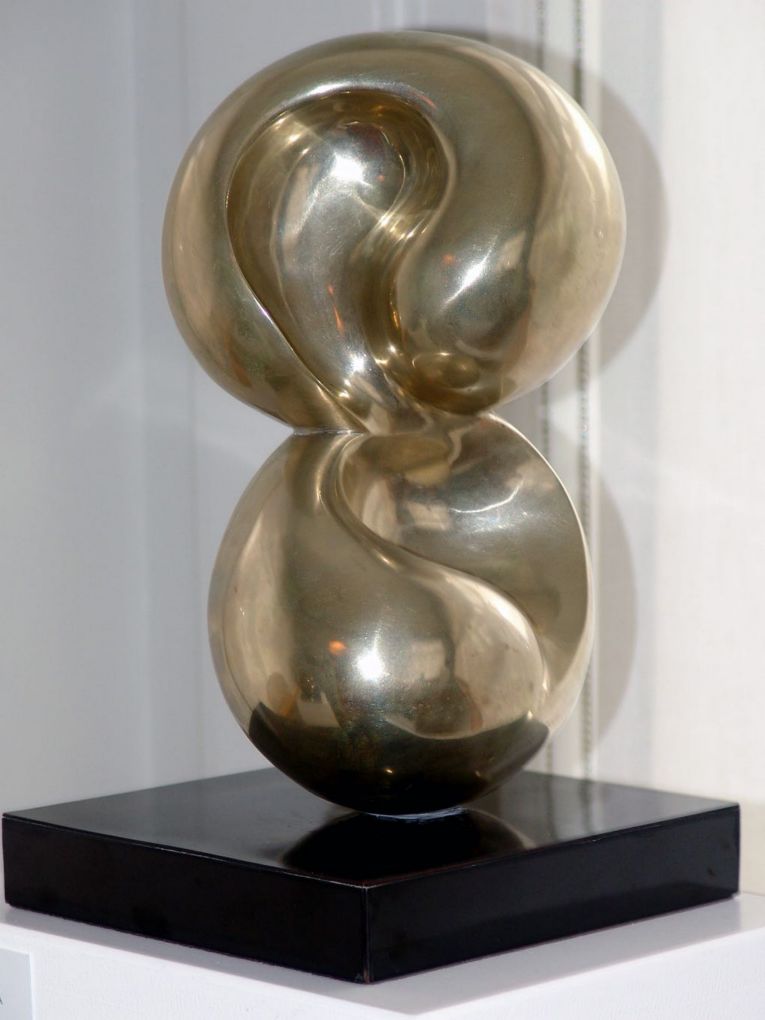 Margo: Kundalini I, 1982, Neusilber, 17,5 x 14,5 x 27(H)cm uf Steinsockel