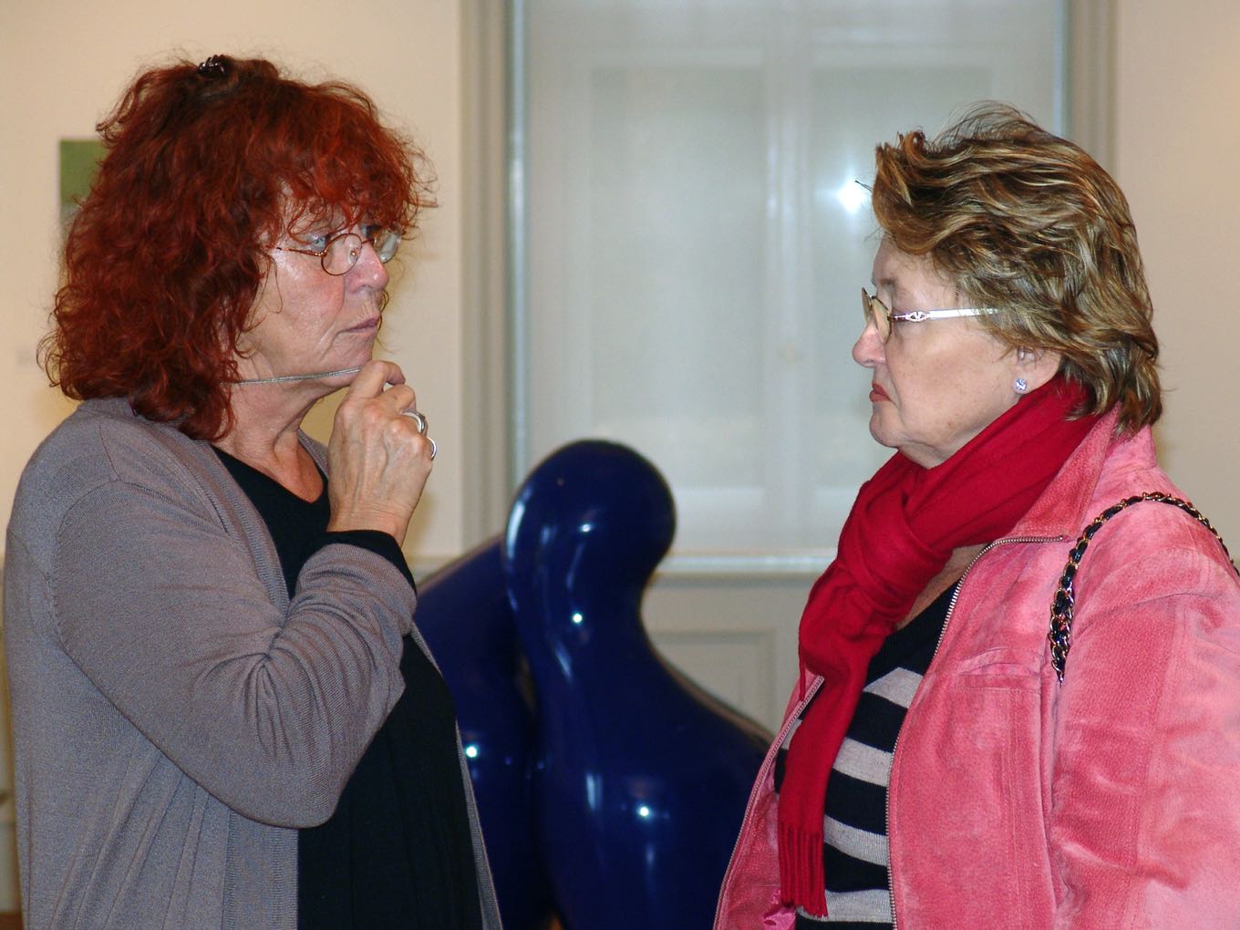 Inez van Deelen Sigg (l.) im Gespräch