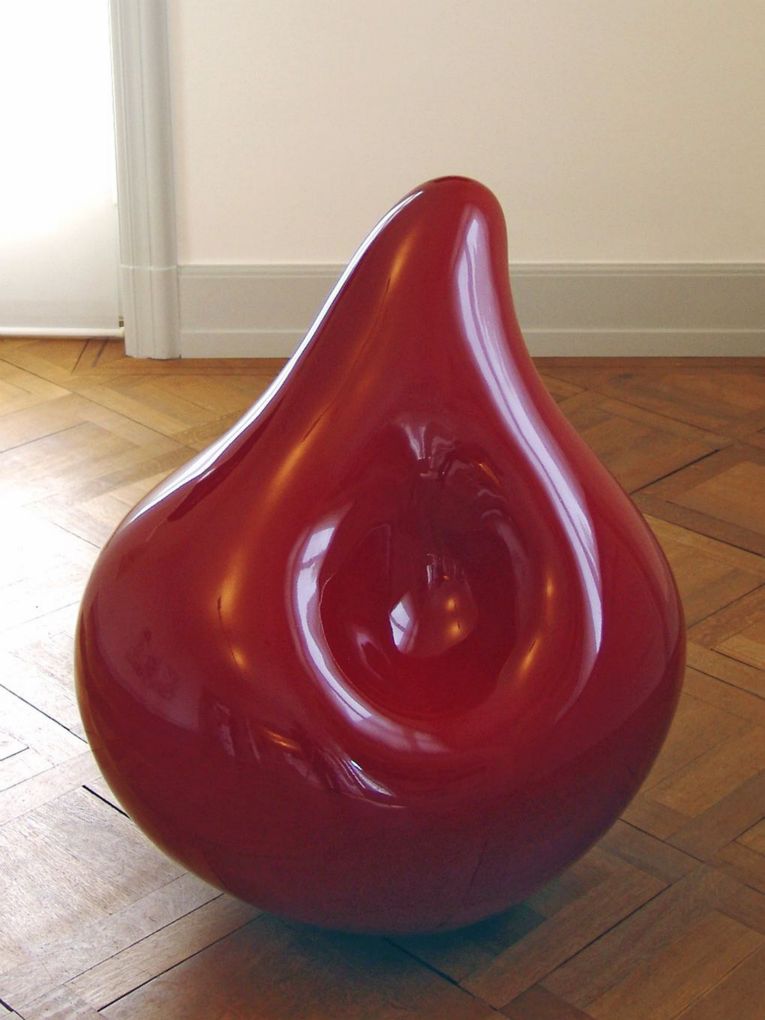 Margo: How Come Grande, 1969, Polyester, Weinrot lackiert, Sandfüllung elaubt beliebige Neigung der Plastik, 6 x 68 x 76(H)cm