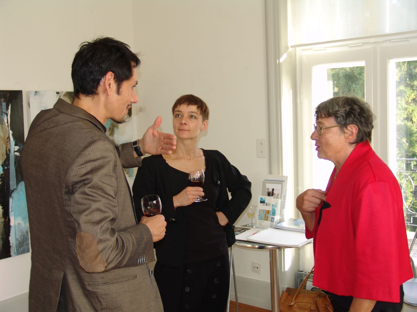 Kunstdiskussion: Ricardo Flores (l) mit Freundin und Rita Cedraschi (r)