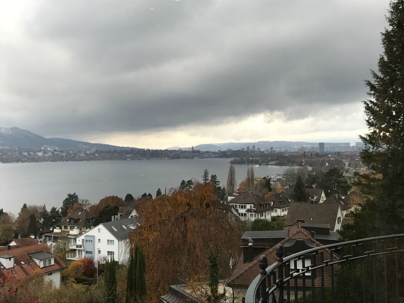 Tolle Aussicht von der Villa auf den Zürisee