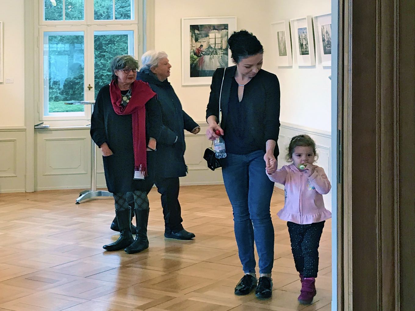 Rita Cedraschi (l) mit Besuchern im Raum von Wiktor Mielniczuk