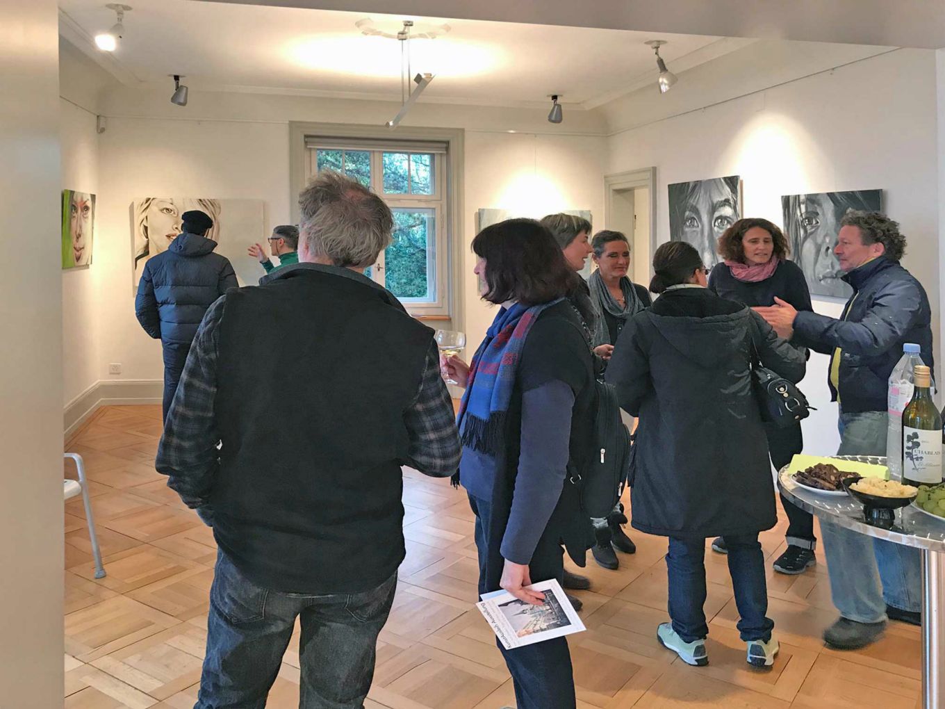 Besucher im Raum von Inez van Deelen Sigg