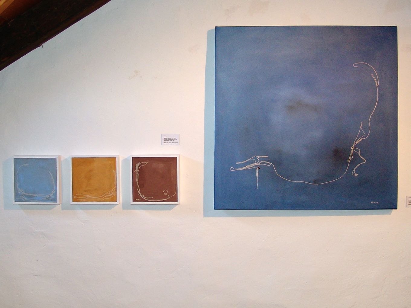 Urs Kamm: (l) Weisser Faden Nr. 1–3, 2011, je 22 x 22cm, (r) Stille, 2011, 80 x 80cm. Beide: Acryl auf Leinwand.