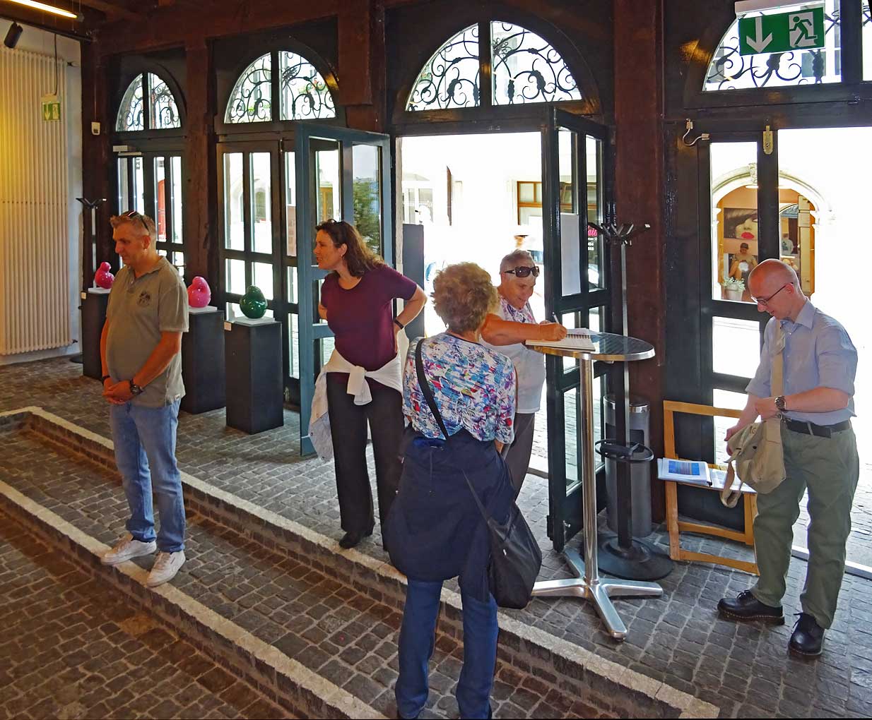 Erste Besucher empfängt Urs Kamm (r)